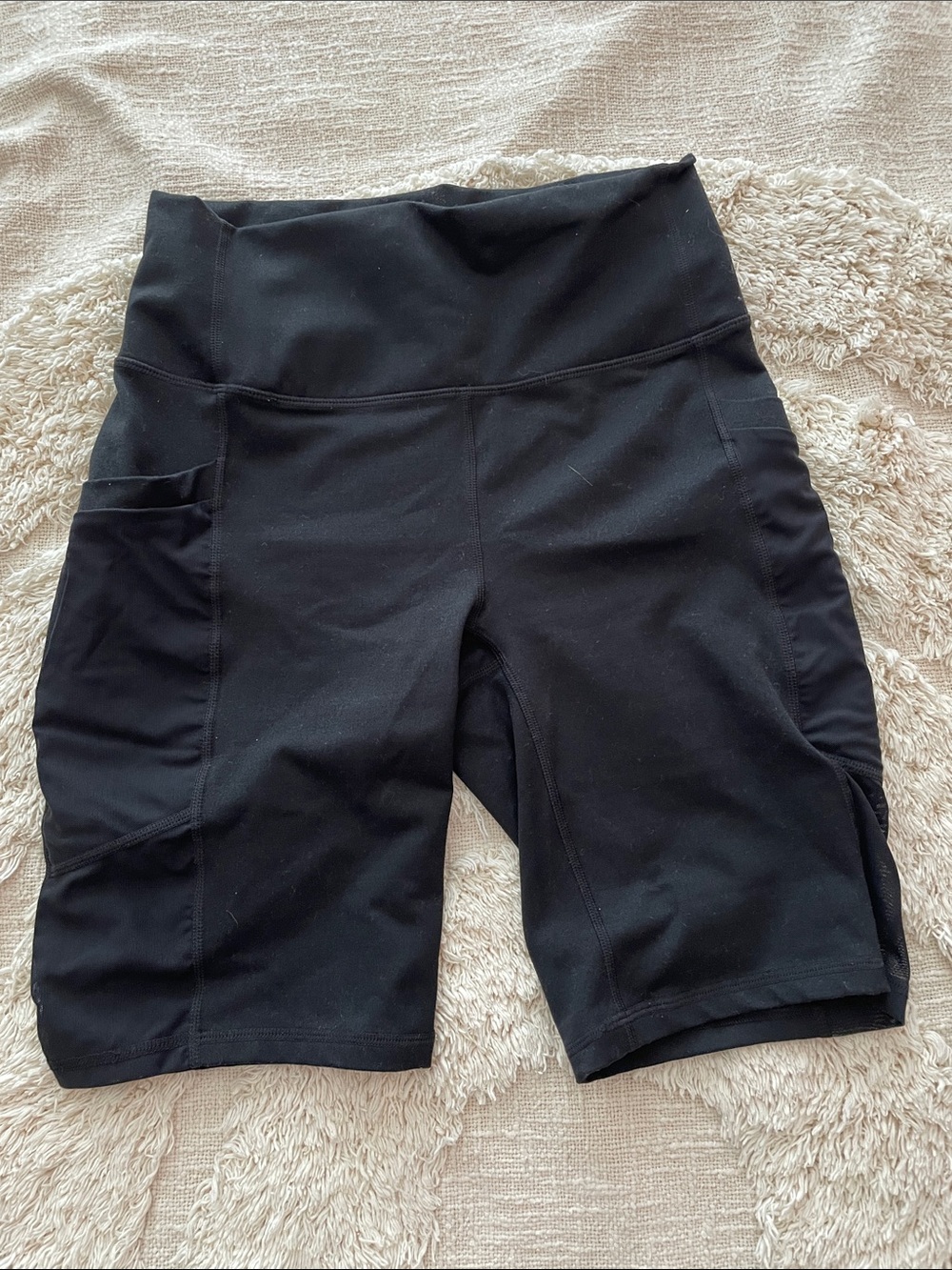 Fabletics motion hold black shorts with side pockets size small GUC 7”
